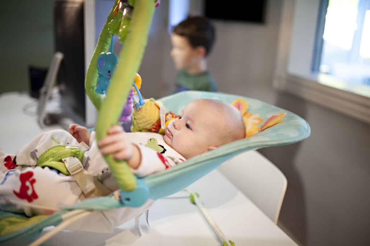 Zabawa i rozwój dziecka – dlaczego warto mieć bujaczek dla niemowlaka?